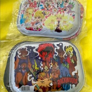 Trays with lids. Cookies no lid.